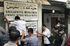 Polisi Turunkan Papan Bertulis Khilafatul Muslimin di Solo, 5 Pengurus Dipanggil - JPNN.com Jateng