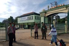 Babinsa Kedaton Turut Membantu Persiapan Keberangkatan Jemaah Calon Haji Lampung - JPNN.com Lampung