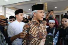 Ikut Menyalati Jenazah KH Dimyati Rois, Ganjar Bertemu Cak Imin - JPNN.com Jateng