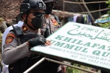 Papan Khilafatul Muslimin di Solo-Klaten Diturunkan, Lihat Respons Aktivisnya - JPNN.com Jateng