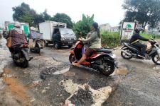 Jalan Raya Pengasinan Hancur, Sudah Banyak Korban - JPNN.com Jabar