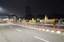 Pasang Bendera di Jalanan Surabaya, Golkar Persilakan Warga Pakai Berfoto - JPNN.com Jatim
