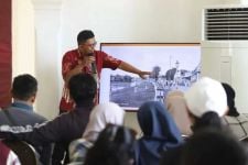 Konon Bung Karno Tahu Jadi Pegawai Outsourcing di Stasiun Semut Surabaya, Serius? - JPNN.com Jatim