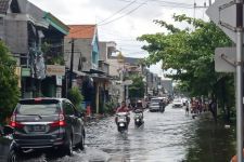 Jalanan Kota Surabaya Terendam Banjir, Belum Surut, Ternyata Ini Penyebabnya - JPNN.com Jatim