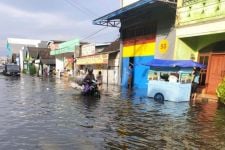 5 Jam Diguyur Hujan, Sejumlah Wilayah di Surabaya Terendam Banjir - JPNN.com Jatim