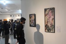 Mahasiswa Unesa Pamerkan Ratusan Karya Lukisan Tentang Parodi Kehidupan - JPNN.com Jatim