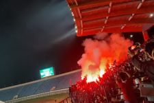 Jangan Ada Lagi Flare Menyala di Stadion, LIB Ancam Begini - JPNN.com Jabar