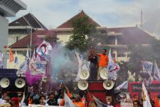 Ribuan Buruh Demo di Depan Kantor Gubernur Jateng, Ini Tuntutannya - JPNN.com Jateng