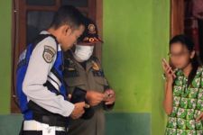 Petugas Gabungan Menggerebek Indekos di Madiun, 6 Pasangan Mesum Cuma Bisa Pasrah - JPNN.com Jatim