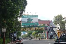 Jelang HUT ke-95 Persebaya, Spanduk Dukungan Bertebaran di Jalanan Kota Pahlawan - JPNN.com Jatim