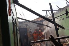 Akibat Korsleting Listrik, Rumah Zaelani Hangus Terbakar - JPNN.com Jabar