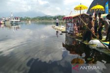 HUT Ke-76 Bhayangkara, Polda Jabar Tebar Jutaan Benih Ikan di Situ Bagendit - JPNN.com Jabar