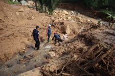Banjir Bandang, Jembatan Terputus, Warga Leuwiliang Bogor Terisolir - JPNN.com Jabar