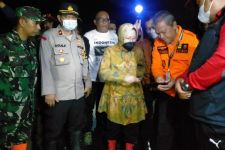 Datang ke Posko Bencana, Warna Bot Mensos Risma Bikin Gagal Fokus - JPNN.com Jabar