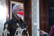 Jokowi Instruksikan Pakai Masker di Luar Ruangan, Ganjar Singgung Soal Pembatasan - JPNN.com Jateng