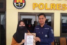 Lawan Penjambret, Wanita Muda di Malang Dapat Penghargaan dari Polisi - JPNN.com Jatim
