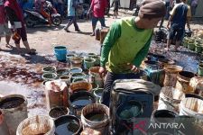 Bau Menyengat Tercium di Sungai Cilacap, Tanker Berisi Minyak Diduga Tumpah - JPNN.com Jateng