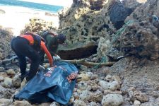 Ayah & Anak Tersapu Ombak Saat Memancing di Pantai Pudak, Jasadnya Terjepit Tebing - JPNN.com Jatim