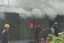 Gudang Kembang Api di Taman Madiun Terbakar, Pekerja Panik Berhamburan Keluar - JPNN.com Jatim