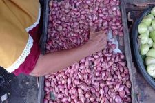 Pedagang Pasrah, Pembeli Sepi Gegara Harga Bawang Merah Meroket - JPNN.com Jatim
