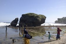 Musim Liburan Sekolah, Pantai Gunungkidul Diserbu Wisatawan - JPNN.com Jogja