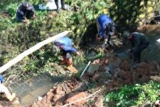 Rusak Diterjang Longsor, Tebing Setinggi 4 Meter di Kali Grogol Depok Mulai Diperbaiki - JPNN.com Jabar