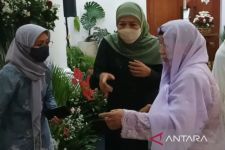 Khofifah Ungkap Perasaan Campur Aduk Sebelum Berangkat Haji, Kenang Sang Suami Hingga Keluarga - JPNN.com Jatim