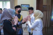 Berharap Masa Jabatannya Husnulkhatimah, Bima Arya dan Istri Berangkat ke Tanah Suci - JPNN.com Jabar