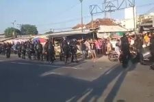 Bentrok Polisi vs Simpatisan MSAT Saat Penangkapan Paksa di Jombang, Ada yang Terluka - JPNN.com Jatim