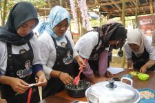 Sahabat Sandi Uno Berikan Pelatihan Kuliner buat Mak-mak di Karawang - JPNN.com Jabar