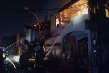 Kebakaran Rumah Besar di Semarang, Petugas Berjibaku Berjam-jam - JPNN.com Jateng