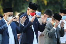 Seusai Salat Iduladha di Lapangan Pancasila Semarang, Ganjar Serahkan Seekor Sapi Kurban - JPNN.com Jateng