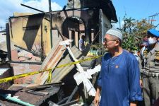 Wali Kota Padang Mengaku Berduka,  Hendri Septa Bantu Korban Kebakaran - JPNN.com Sumbar