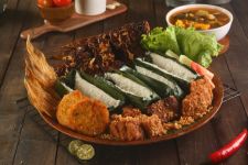 Fusia Resto, 10 Tahun Pertahankan Keautentikan Rasa Nasi Timbel - JPNN.com Jatim