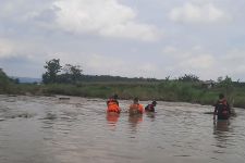 Sungai Kumusik Tegal Tiba-tiba Meluap, 1 Pemancing Terseret Arus - JPNN.com Jateng