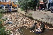 30 Personel Satgas SDA Dikerahkan Untuk Membersihkan Sampah di Kali Licin Depok - JPNN.com Jabar