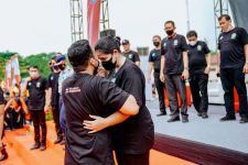 Saat Bobby Nasution Mencium Kening Bunda PAUD di Acara Gebyar Expo Pendidikan, Romantis Banget! - JPNN.com Sumut