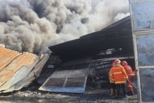 Kebakaran Besar di Pabrik Pipa Kosambi Tangerang - JPNN.com Banten