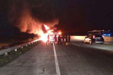 Bikin Ngeri, Bus Terbakar di Ruas Tol Pemalang-Pejagan, 30 Penumpang Berhamburan - JPNN.com Jateng