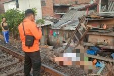 Kakek di Surabaya Mental 10 Meter Ditabrak Kereta Api - JPNN.com Jatim