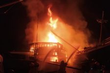 Konon Karena Ini, 2 Kapal di Dermaga Kalimas Baru Surabaya Terbakar - JPNN.com Jatim