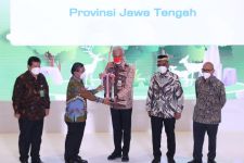 Terima Penghargaan dari KLHK, Ganjar: Ini Untuk Aktivis Lingkungan Jawa Tengah - JPNN.com Jateng