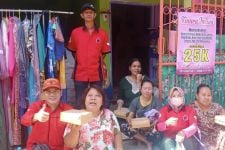 Momen Pak Riswanto Disambati Mak-Mak di Kampung Bulak, Lihat - JPNN.com Jatim