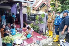 Bantu Penuhi Pangan Korban Banjir, Warga Mampang Dirikan Dapur Umum - JPNN.com Jabar