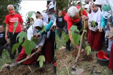 Pegang Cangkul, Ganjar Tanam Seribu Pohon Bareng Anak SD, Lihat - JPNN.com Jateng