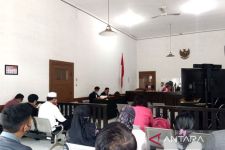 Beri Dukungan Untuk Ade Yasin, Warga Bogor Hadiri Sidang Lanjutan di PN Bandung - JPNN.com Jabar