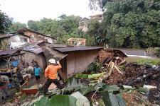 Diguyur Hujan Deras, Dua Rumah di Cibogor Rusak Berat Diterjang Longsor - JPNN.com Jabar