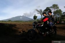 Dampak Gunung Raung Erupsi, Jember dan Bondowoso Dilanda Hujan Abu - JPNN.com Jatim