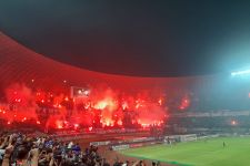 Teruntuk Bobotoh Bersikaplah Dewasa, Jangan Bawa Flare ke Stadion - JPNN.com Jabar