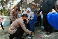 Polisi Berikan 700 Sepatu untuk Siswa Terdampak Banjir Bandang Garut - JPNN.com Jabar